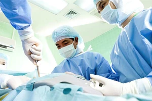 Phẫu thuật khẩn cho thanh niên bơm silicon vào 'của quý'