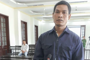 Leo tường qua nhà vệ sinh nhà bên cạnh hiếp dâm bé gái