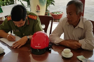 Đuổi không kịp, ông lão mang tiền nhặt được tới công an