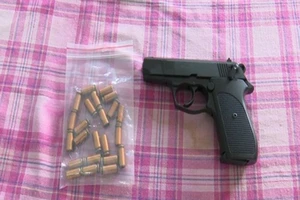 Phạt 3 triệu đồng, tịch thu súng vụ nổ súng trên sông Hậu