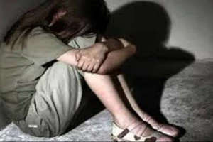 Thanh niên quan hệ với người yêu nhí bị hàng xóm phát hiện