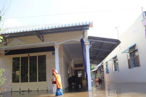 Người dân Cần Thơ xây tường ngăn triều cường vào nhà