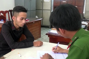 Tự rạch tay giả là bị cướp