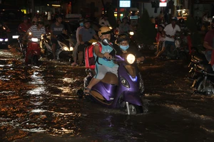 Triều cường cao, nhiều đường ở TP Cần Thơ ngập nặng