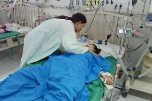 Dạo chơi công viên, cô bé 14 tuổi bị điện giật nguy kịch 