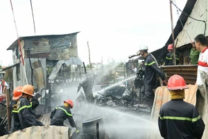 Hỗ trợ cho 5 hộ dân bị cháy nhà cạnh chợ nổi Cái Răng