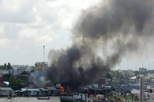 Cháy nhiều căn nhà ở chợ nổi Cái Răng lúc giữa trưa