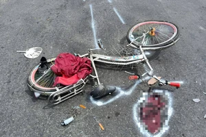 1 học sinh bị xe tải kéo lê hàng chục mét