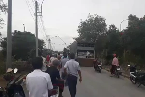 Dân chặn xe phế thải để phản đối nhà máy gây ô nhiễm