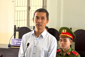 Dọa cắt điện, gã hàng xóm hiếp dâm bé gái 14 tuổi đến có thai