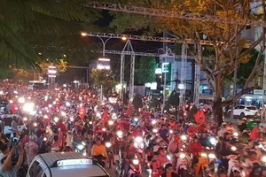 Dân Cần Thơ ra đường mừng Việt Nam thắng Philippines