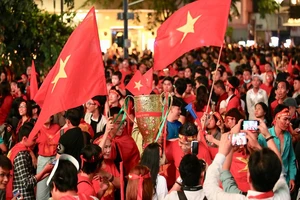Người dân TP.HCM mang 'Cup' vô địch xuống phố ăn mừng