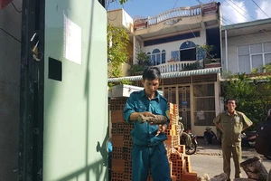 Nhóm công nhân chạy tá hỏa khi đào thấy quả đạn cối 