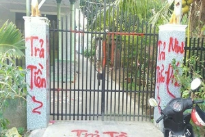 Ném mắm tôm, rải vàng mã vào nhà con nợ