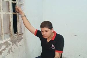 Vờ hỏi đường rồi cướp điện thoại