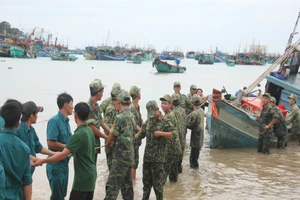 Quân và dân xã đảo Thổ Châu hối hả phòng tránh bão số 1