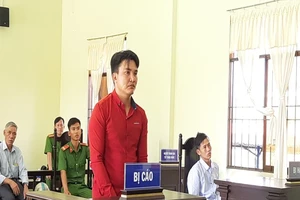 Bắt giam bị cáo ngay tại tòa vụ 'cướp xuyên không'