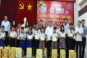 Chủ tịch Quốc hội thăm và tặng quà Tết tại Cần Thơ