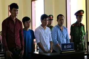 Bịt mặt, bao cả con đò chở đi truy sát nạn nhân