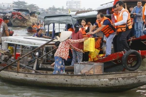 Lãnh đạo Cần Thơ tặng quà tết tiểu thương Chợ nổi Cái Răng