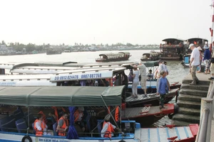 Giá tàu tham quan Chợ nổi Cái Răng tăng 20% dịp Tết