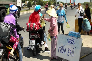 Tặng hàng ngàn chai nước suối cho người kẹt xe ở miền Tây