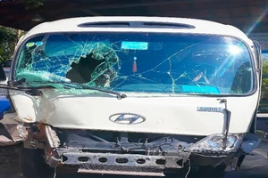 Xe khách 29 chỗ lao vào ô tô đậu trong lề đường