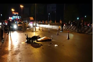 Xe máy va chạm xe tải, 2 mẹ con thương vong 