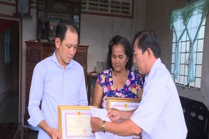 Khen thưởng bà nội trợ và ông nông dân trả lại 120 triệu đồng