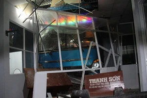 Xe khách tông nhà chờ bến xe, 6 người thương vong