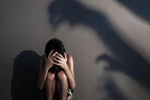 Kiểm tra điện thoại mẹ phát hiện con gái bị xâm hại tình dục