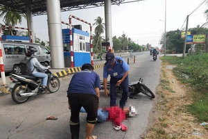 Tông thanh chắn trạm thu phí, cô gái bất tỉnh