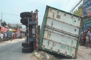 Lật xe đầu kéo, 3 người đi xe máy chết thảm