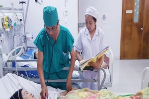 Cứu sống phụ nữ bị cháu nghiện ngập đâm thủng tim