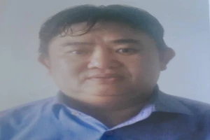 Vượt không được, vác gậy đánh nhiều người trong ô tô