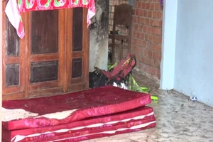 Người đàn ông cháy đen cạnh bình gas mở van