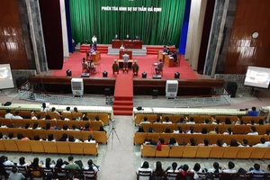 Hơn 1.400 sinh viên xem 'xử vụ án giành hát trong đám tiệc' 