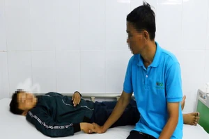 Vô tình va chạm bạn nữ, học sinh nam bị đánh hội đồng