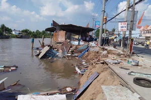 Cần Thơ: Sạt lở nhấn chìm 4 căn nhà và 80 tấn gạo