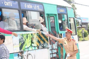 Nước suối trao tay, bay ngay nóng bức