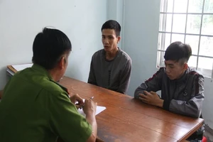 Mâu thuẫn, 2 thanh niên bắn súng vào nhà người khác 