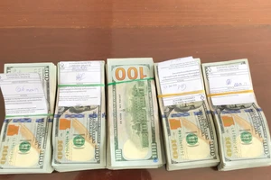 Bắt phụ nữ vận chuyển tiền trái phép từ Campuchia về Việt Nam