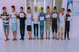 Các đối tượng bị bắt quả tang sử dụng ma túy