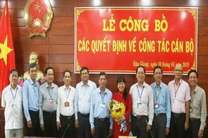 Buổi công bố quyết định điều động nhân sự. Ảnh Cổng TTĐT Hậu Giang