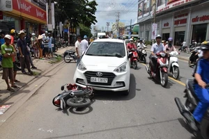 Nghi can bán ma túy tông và kéo lê xe công an 1 km