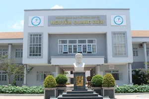 Đồng Tháp: Cán bộ phát dính đề thi môn Toán cho thí sinh