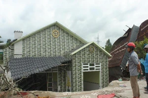 2 căn nhà ven QL80 sụp xuống sông lúc nửa đêm