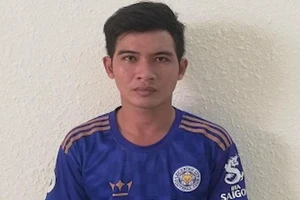 Kéo nhân viên 15 tuổi của quán cà phê ra sau quán để hiếp dâm