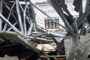 Khánh thành tám tháng, hội trường thị trấn đã sập mái