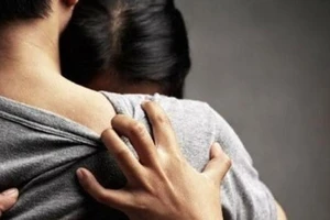 Kỷ luật lãnh đạo phòng quan hệ bất chính 